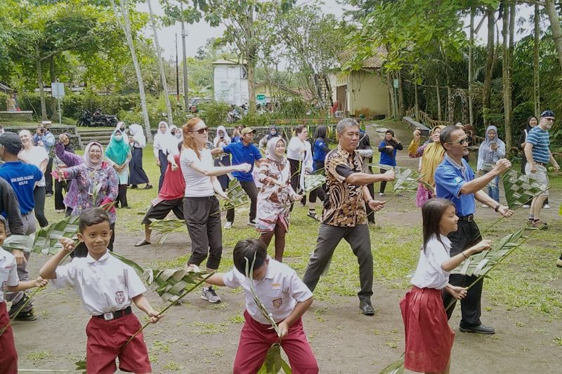 Seniman boneka enam negara gelar pertunjukan di Desa Wisata Kelor Seniman boneka enam negara gelar pertunjukan di Desa Wisata Kelor