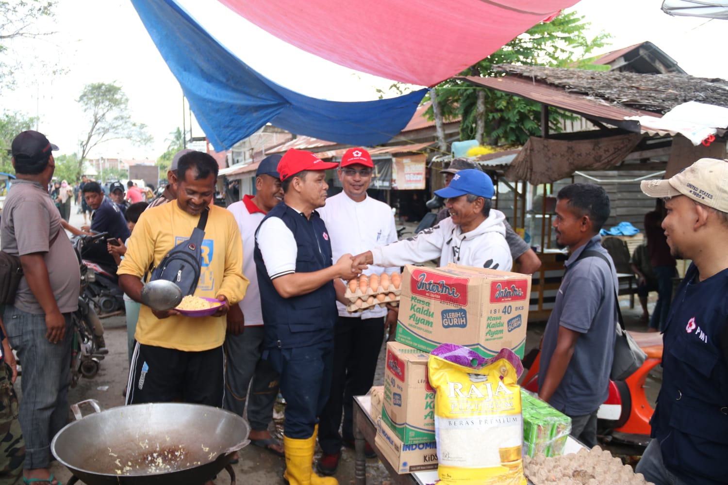 Pengungsi banjir di Aceh Utara butuh air bersih dan obat-obatan Pengungsi banjir di Aceh Utara butuh air bersih dan obat-obatan