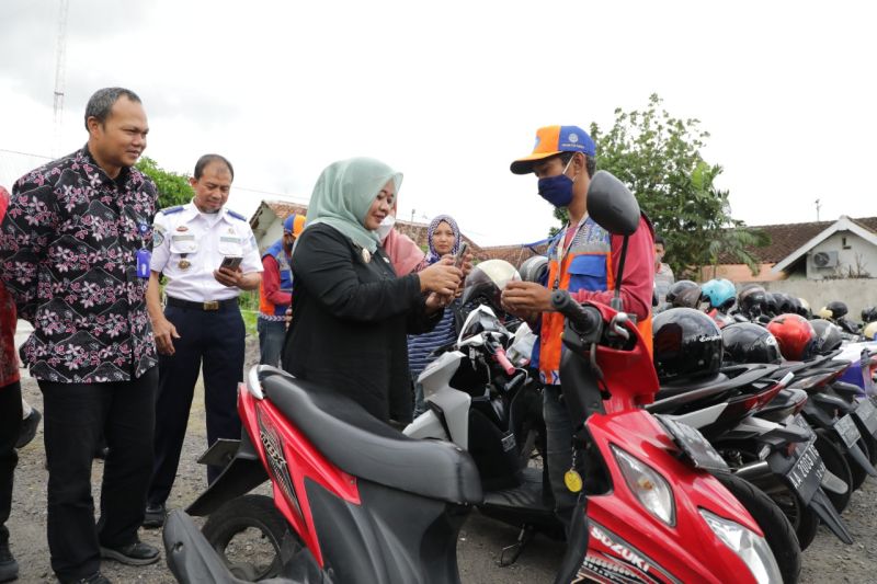 Bupati Sleman luncurkan pembayaran retribusi parkir nontunai Bupati Sleman luncurkan pembayaran retribusi parkir nontunai