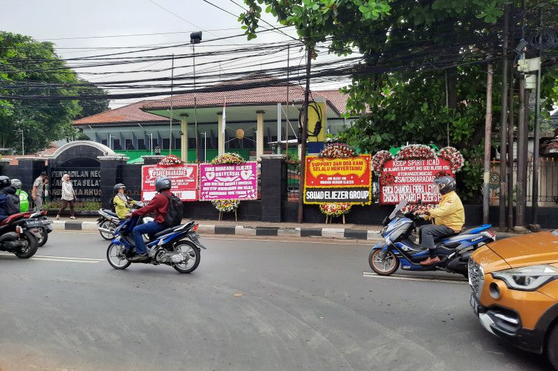 Karangan Bunga untuk Bharada E hiasi Pengadilan Negeri Jaksel