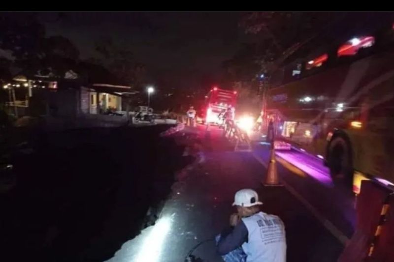 Jalan amblas, Polres Gunungkidul rekayasa lalu lintas Yogyakarta -Wonosari Jalan amblas, Polres Gunungkidul rekayasa lalu lintas Yogyakarta -Wonosari