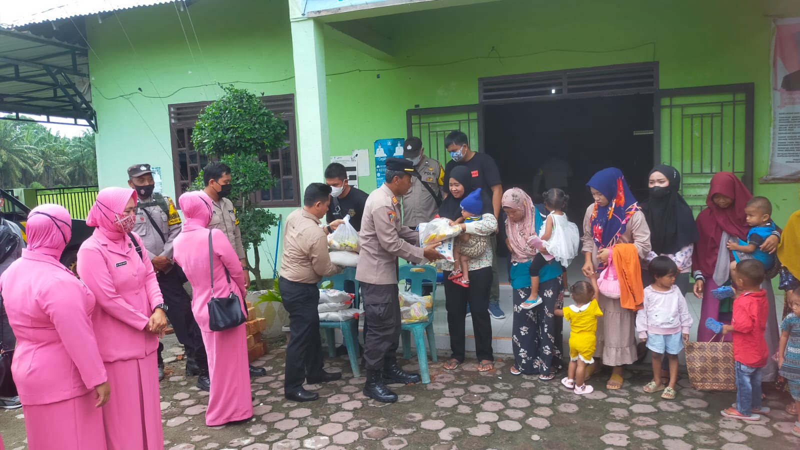 Kapolsek Secanggang bantu 18 balita stunting dan dua orang dhuafa Kapolsek Secanggang bantu 18 balita stunting dan dua orang dhuafa