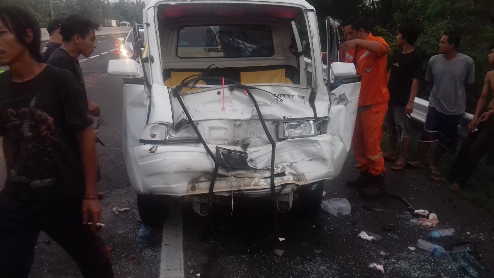 Sopir hendak buang hajat di Tol Cipularang tewas ditabrak minibus