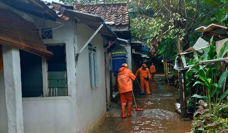 Tembok MTsN 19 Cilandak ambruk akibat banjir, tiga orang tewas
