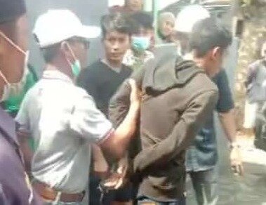 Perampok uang dalam mobil babak belur dihakimi massa