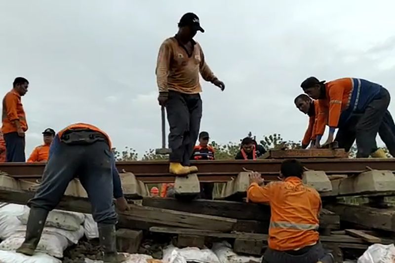 KAI kebut penanganan bagian jalur kereta yang ambles di Cilacap KAI kebut penanganan bagian jalur kereta yang ambles di Cilacap