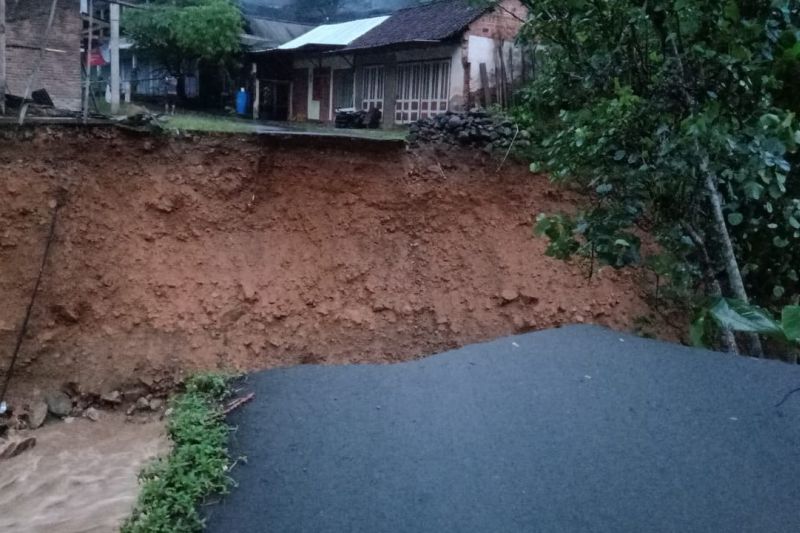 Akses jalan desa di Pacitan terputus akibat longsor Akses jalan desa di Pacitan terputus akibat longsor