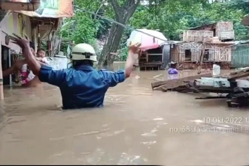 Gulkarmat Jaktim evakuasi bayi terjebak banjir di Bidaracina