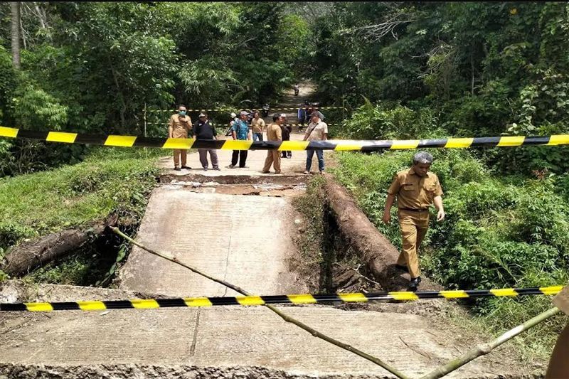 Jembatan penghubung antarkecamatan di Barito Utara ambruk Jembatan penghubung antarkecamatan di Barito Utara ambruk