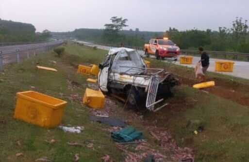 Minibus angkut udang terperosok di Tol Cipali, satu tewas, dua luka-luka Minibus angkut udang terperosok di Tol Cipali, satu tewas, dua luka-luka