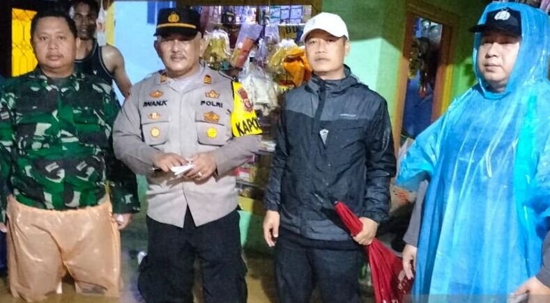 Polres Sukabumi kerahkan personel bantu tanggulangi banjir di Purabaya Polres Sukabumi kerahkan personel bantu tanggulangi banjir di Purabaya