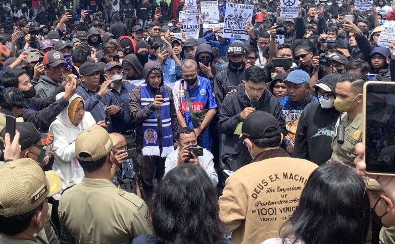Sutiaji temui ribuan Aremania kawal proses hukum tragedi Kanjuruhan Sutiaji temui ribuan Aremania kawal proses hukum tragedi Kanjuruhan