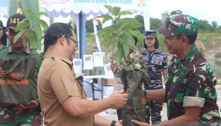 Korem 045 - PT Timah tanam ribuan pohon di lahan bekas tambang