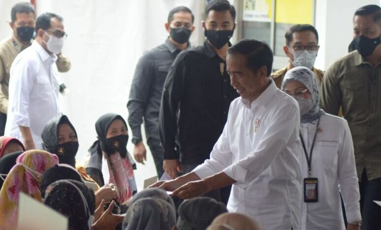 Presiden Jokowi salurkan berbagai bansos di Kantor Pos Bandung Presiden Jokowi salurkan berbagai bansos di Kantor Pos Bandung