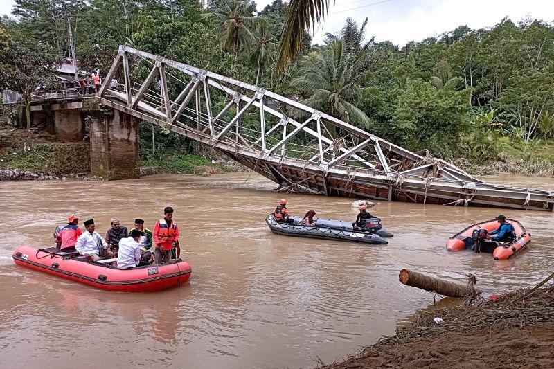 Warga Bayah Lebak gunakan perahu karet untuk menyeberang Warga Bayah Lebak gunakan perahu karet untuk menyeberang