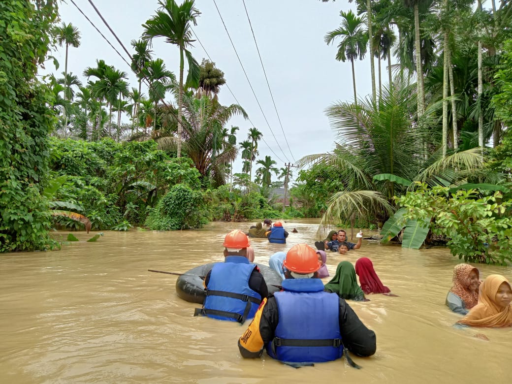 Personel Brimob evakuasi korban banjir di Aceh Utara Personel Brimob evakuasi korban banjir di Aceh Utara