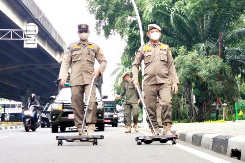 Satpol PP Jakarta Pusat lakukan operasi ranjau paku Satpol PP Jakarta Pusat lakukan operasi ranjau paku