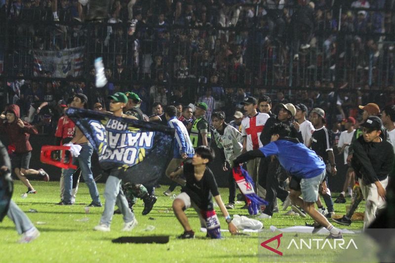 Presiden Arema FC siap bertanggung jawab dan menerima sanksi apapun Presiden Arema FC siap bertanggung jawab dan menerima sanksi apapun