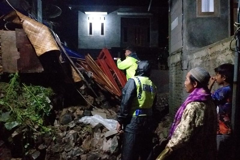 Polisi bersama warga gotong royong tangani longsor di Purbalingga Polisi bersama warga gotong royong tangani longsor di Purbalingga