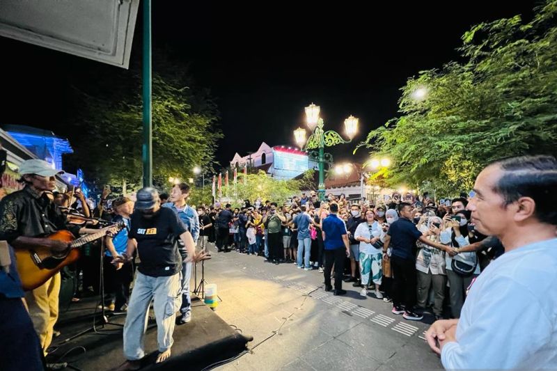 Presiden Jokowi nikmati musik jalanan di Malioboro