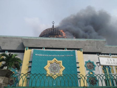 Kebakaran di JIC, empat mobil damkar dikerahkan Kebakaran di JIC, empat mobil damkar dikerahkan