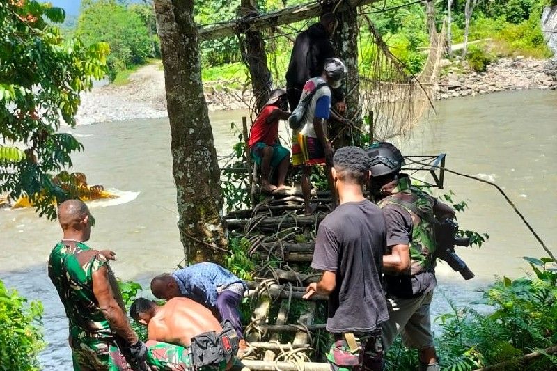 Kodim 1715/Yahukimo bantu perbaiki jembatan gantung di Pegubin