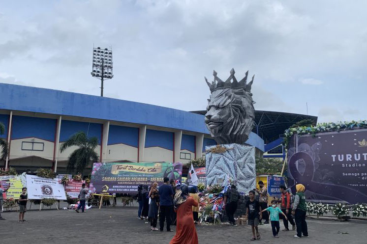Stadion Kanjuruhan Malang dipenuhi ratusan karangan bunga Stadion Kanjuruhan Malang dipenuhi ratusan karangan bunga
