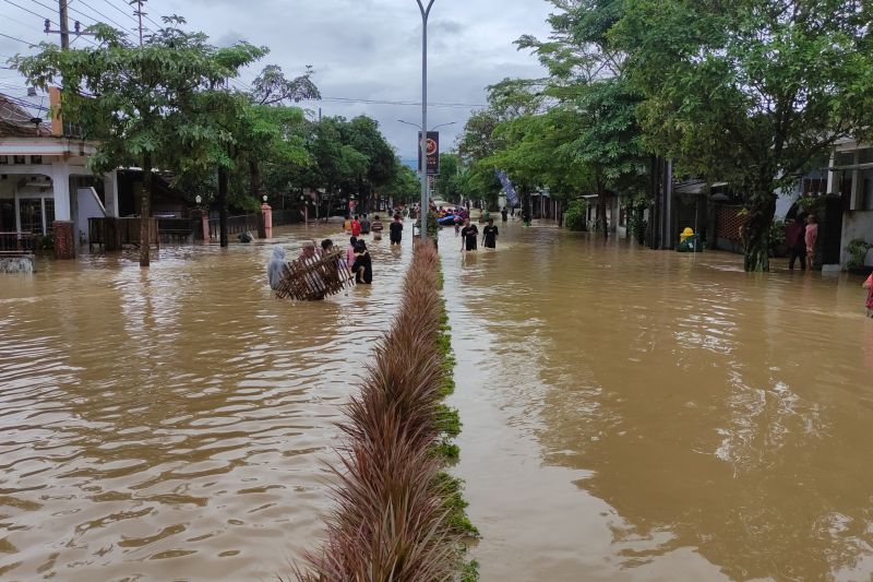 Pemerintah Provinsi Jawa Timur bantu penanganan banjir di Trenggalek