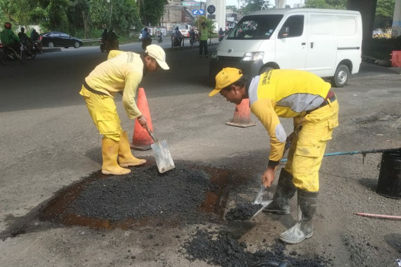 Pemkot Jaksel perbaiki ratusan jalan berlubang