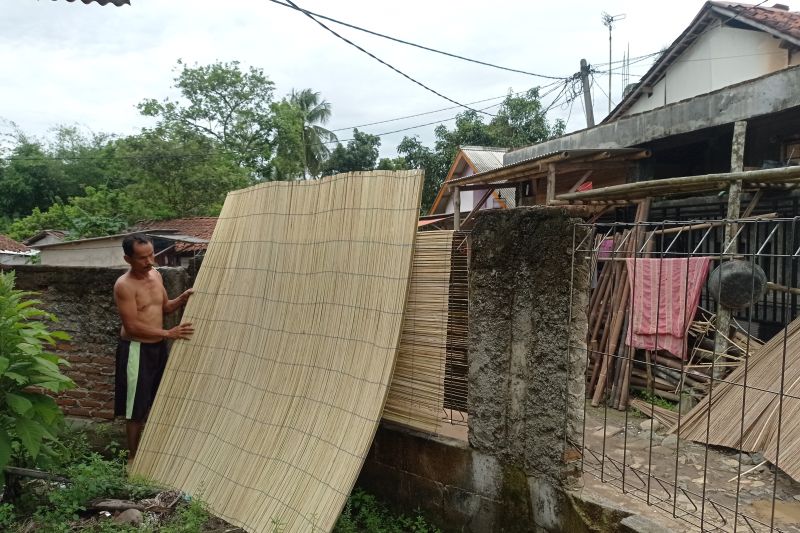 Perajin krey sawit di Lebak kewalahan layani permintaan Perajin krey sawit di Lebak kewalahan layani permintaan
