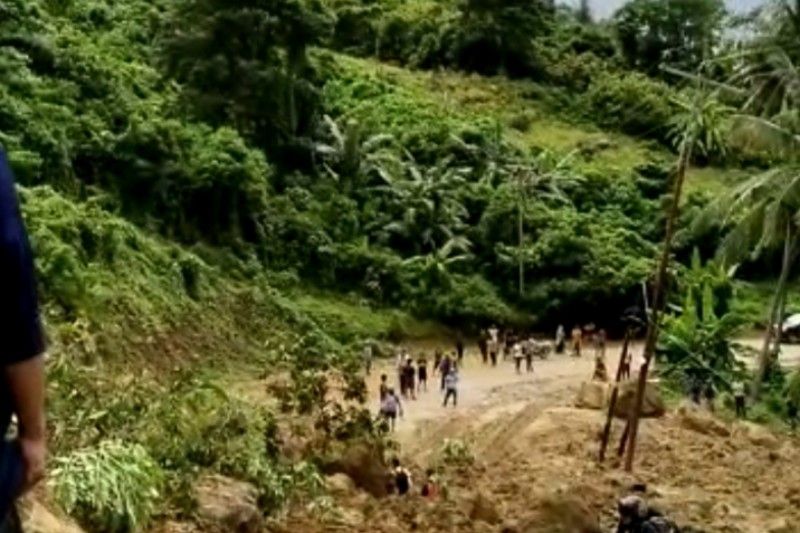 Longsor kembali tutup trans Sulawesi di Majene Longsor kembali tutup trans Sulawesi di Majene
