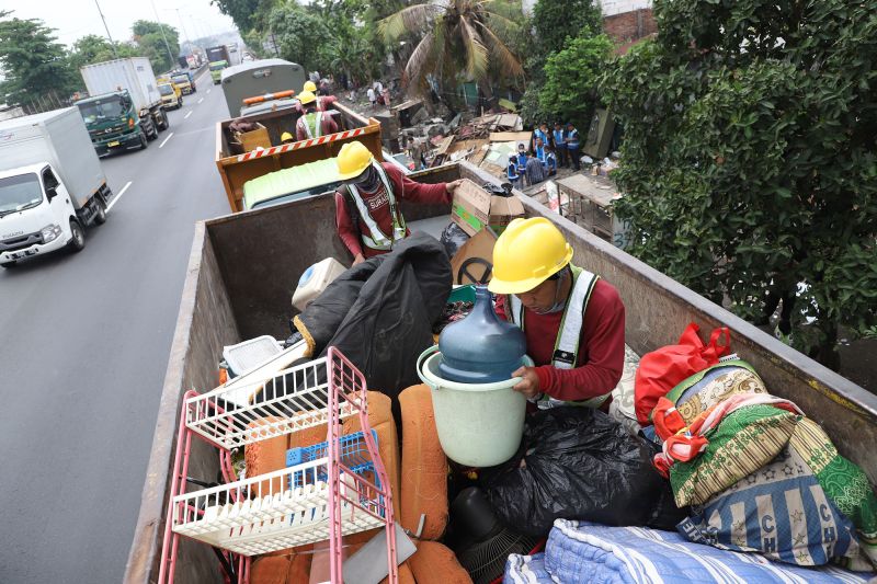 14 keluarga telah dipindahkan dari kawasan Kampung 1001 Malam Surabaya