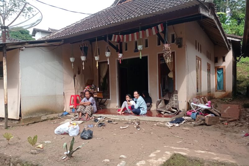 Warga korban banjir di Lebak butuh bantuan bahan pokok Warga korban banjir di Lebak butuh bantuan bahan pokok
