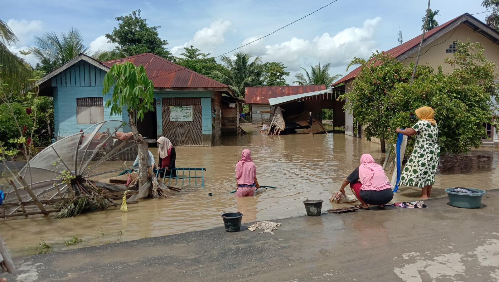 Ribuan pengungsi Gampong Mancang Lhoksukon butuh air bersih dan pelayanan kesehatan Ribuan pengungsi Gampong Mancang Lhoksukon butuh air bersih dan pelayanan kesehatan