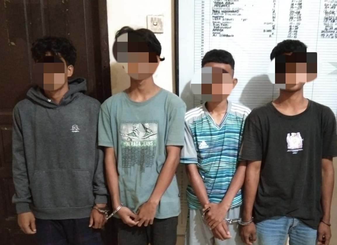 Polisi bekuk lima tersangka kasus pembacokan dengan parang dan celurit Polisi bekuk lima tersangka kasus pembacokan dengan parang dan celurit