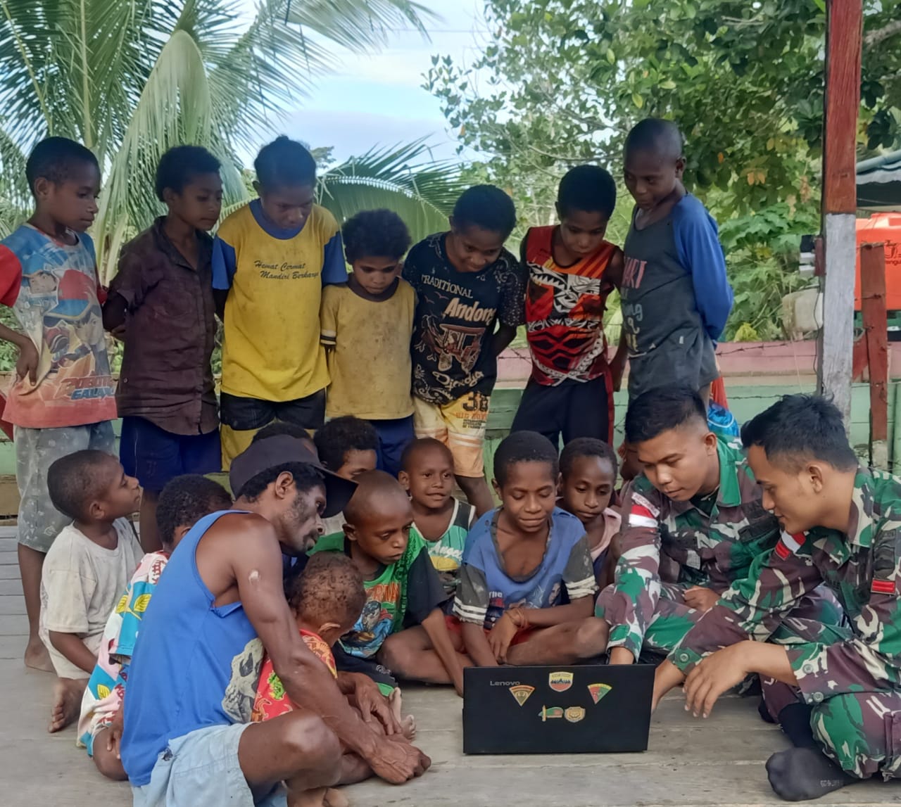 Edukasi teknologi sejak dini, Satgas Yonif 126/KC ajari anak Papua gunakan laptop Edukasi teknologi sejak dini, Satgas Yonif 126/KC ajari anak Papua gunakan laptop