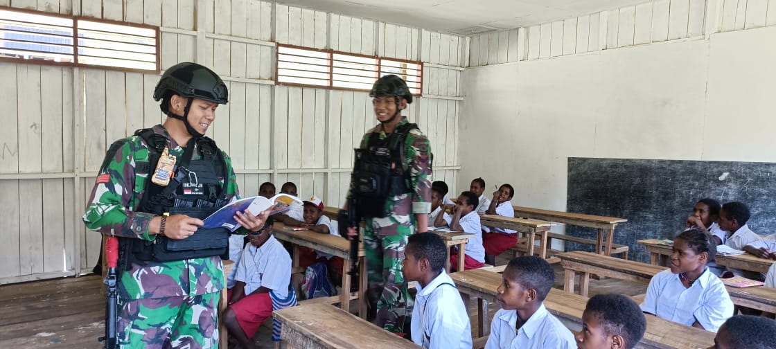 Tenaga Pendidik di Pegunungan Tengah minim, Satgas Yonif Mekanis 203/AK jadi guru di sekolah Tenaga Pendidik di Pegunungan Tengah minim, Satgas Yonif Mekanis 203/AK jadi guru di sekolah