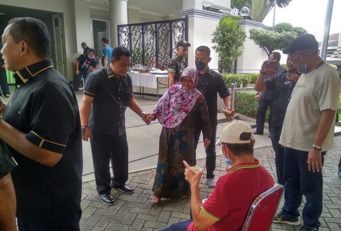 Warga Tangsel antusias ikuti pengobatan alternatif gratis Warga Tangsel antusias ikuti pengobatan alternatif gratis