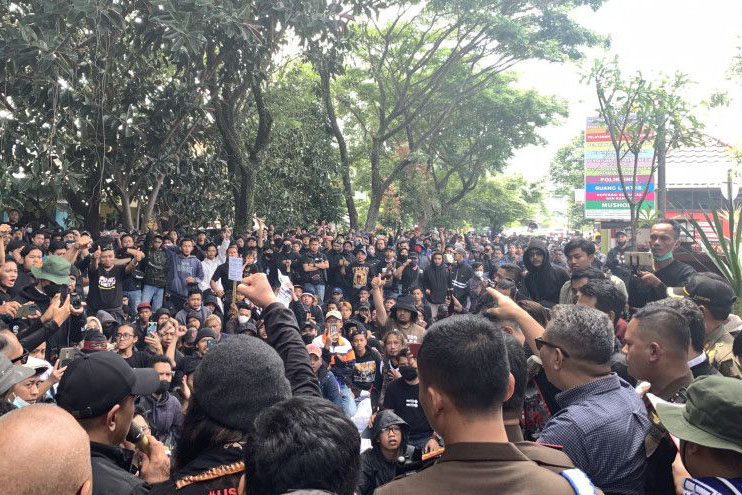 Kejari Kota Malang sampaikan tuntutan Aremania ke Kejati Jatim Kejari Kota Malang sampaikan tuntutan Aremania ke Kejati Jatim