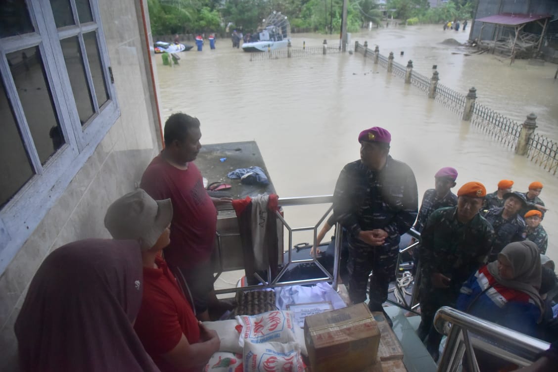 TNI AL Lanal Lhokseumawe kirim bantuan untuk pengungsi korban banjir