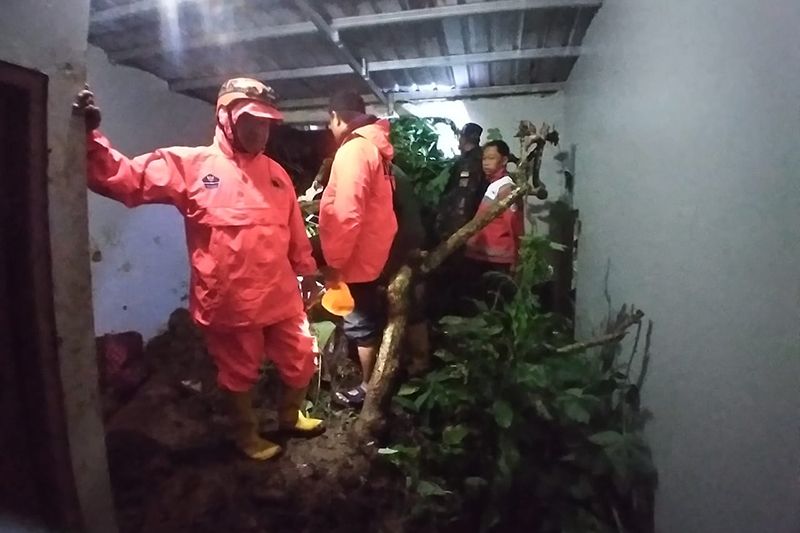 Petugas gabungan evakuasi lima korban longsor di Banjarnegara Petugas gabungan evakuasi lima korban longsor di Banjarnegara