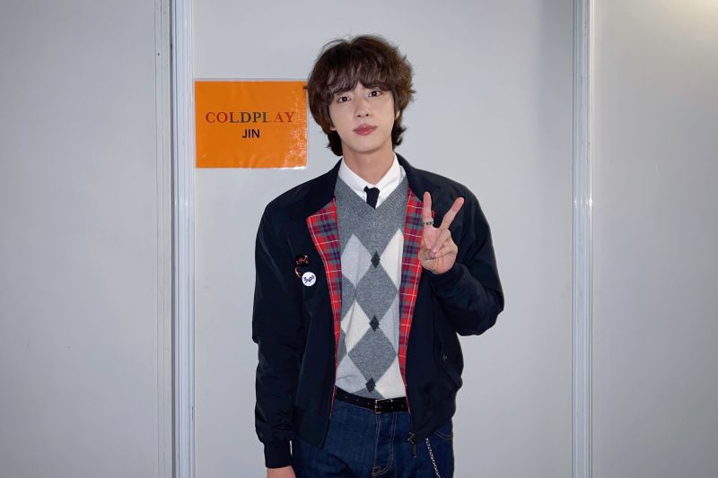 Jin BTS tampilkan perdana The Astronaut bersama Coldplay Jin BTS tampilkan perdana The Astronaut bersama Coldplay