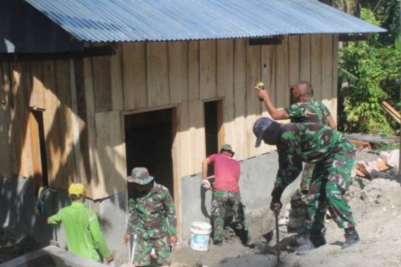 TNI rehabilitasi rumah warga miskin Majene