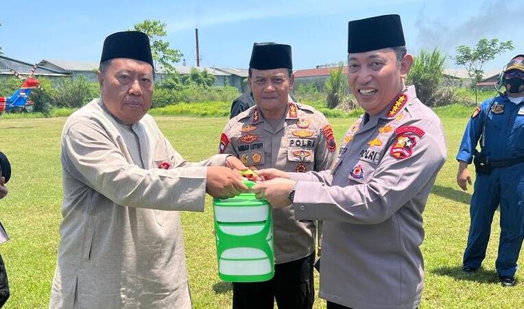 Habib Luthfi beri bekal nasi rantangan untuk Kapolri Habib Luthfi beri bekal nasi rantangan untuk Kapolri