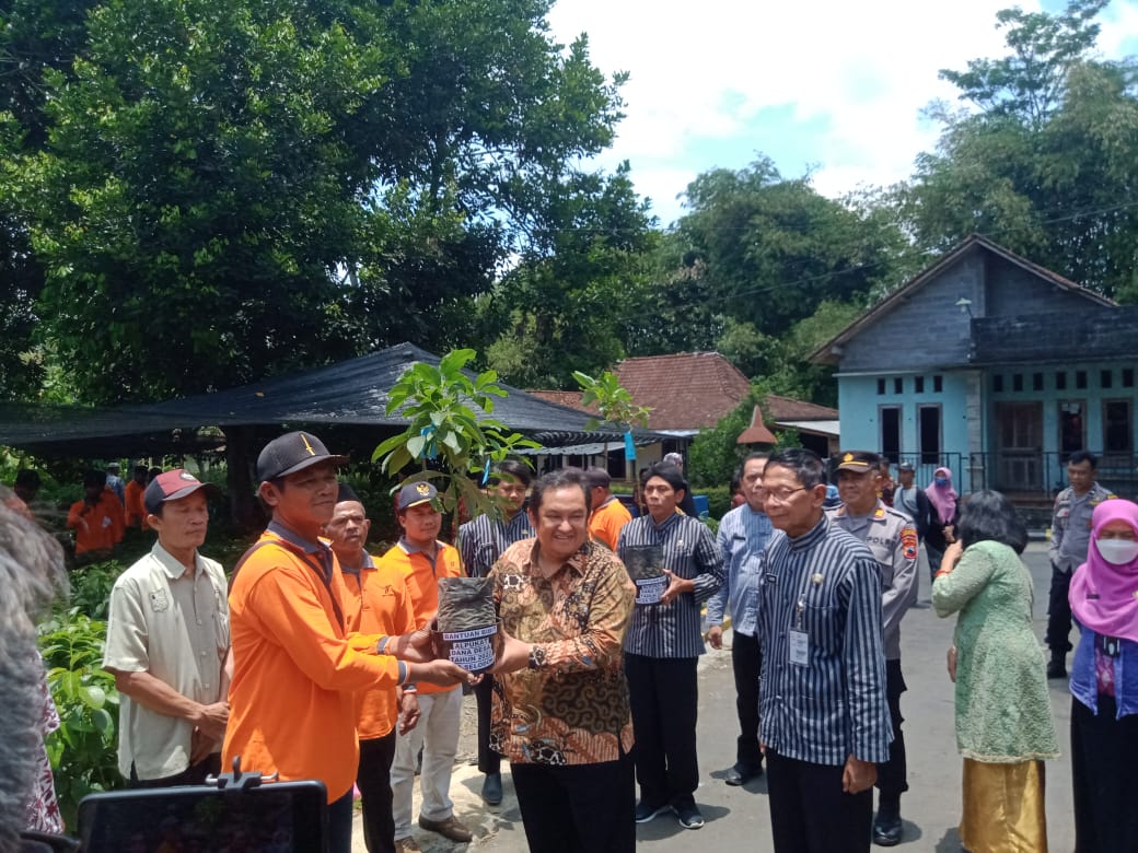 Jaga ketahanan pangan, petani di kaki Merbabu, Boyolali dapat bantuan bibit alpukat.