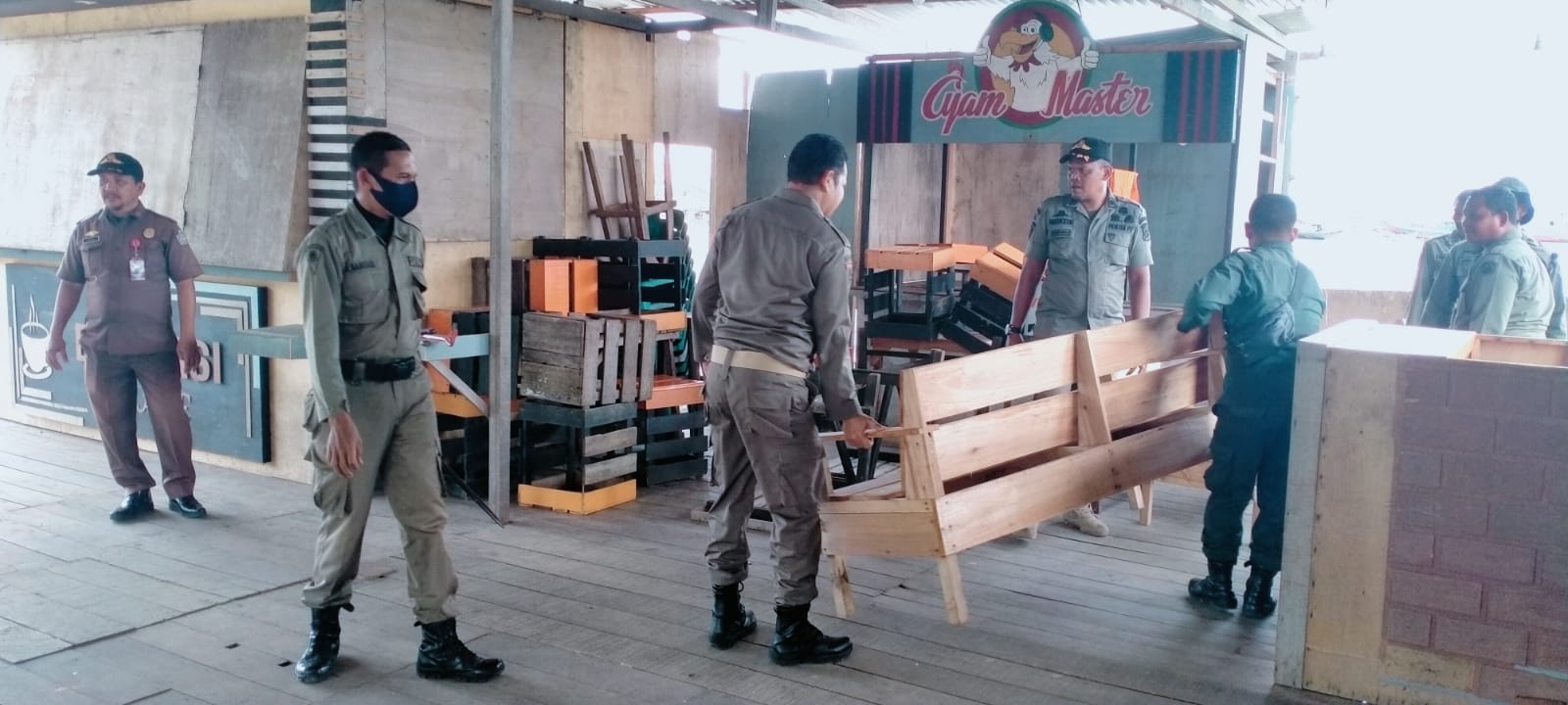 Diduga langgar syariat Islam, sejumlah cafe di Lhokseumawe dibongkar Diduga langgar syariat Islam, sejumlah cafe di Lhokseumawe dibongkar