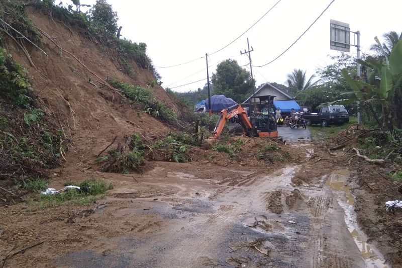 Tanah longsor putus akses sejumlah desa di Kabupaten Malang Tanah longsor putus akses sejumlah desa di Kabupaten Malang