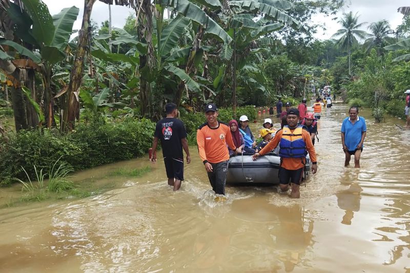 Warga terdampak banjir di Desa Sitiarjo, Malang dievakuasi Warga terdampak banjir di Desa Sitiarjo, Malang dievakuasi