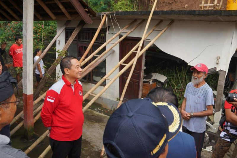 Bupati Karangasem cek topografi daerah tertimpa tanah longsor Bupati Karangasem cek topografi daerah tertimpa tanah longsor