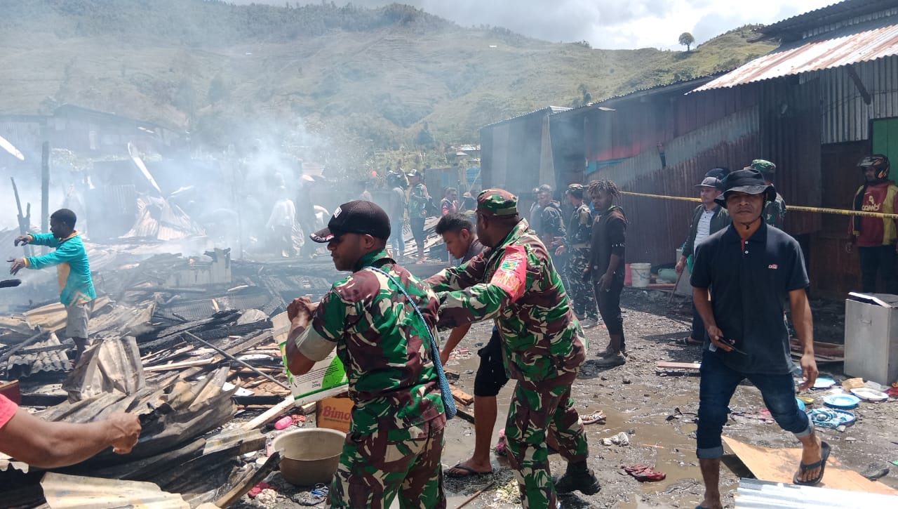 Personel Kodim 1714/Puncak Jaya bantu warga padamkan kebakaran ruko di Pasar Kota Baru